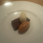 La table au japon - デザート　濃厚ガトーショコラ、コーヒー豆のアクセント