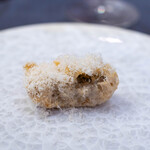 プレゼンテ スギ - 2025.10 鱧（キノコと鱧のエキスでGVしたミルフィーユ鱧フリット、マカダミアナッツの擂り下ろし）