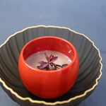 プレゼンテ スギ - 2025.10 桃のニョッキ（じゃがいも澱粉とわらび粉のニョッキ、桃のソース、セロリの葉のアイス、ブラックオキザリス）