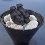 プレゼンテ スギ - 2025.10 食べられなさそうで食べられる（アライグマと猪のラード入りモアイ像フィナンシェ）