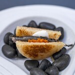 プレゼンテ スギ - 2025.10 カタクチイワシ胡麻漬けパニーニョ トマトとハーブのソース 水牛ミルクの水切りヨーグルト