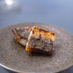 プレゼンテ スギ - 2025.10 お煎餅のように皮目をバリッと焼き上げた長門川産天然うなぎ白焼き 市原産ホースラディッシュ