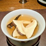 アカ - 岩手県産松茸のハモン・セラーノスープ