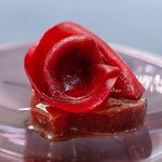 プレゼンテ スギ - 2025.10 GV鰹（フランボワーズと鰹のアラでGVした鰹、ビーツのピクルス、八千代牛乳の水切りヨーグルト、柚子風味）