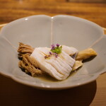 温石 - ◆焼津の梭子魚、静岡の天然ほうき茸
      ほうき茸は魚の出汁で炊いたもの。梭子魚の上に叩いた葱は伸ばすようにして頂きます。