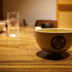 温石 - ◆お抹茶
      三つ葉葵の御紋の茶碗が趣きを与える。