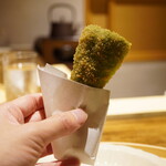 温石 - 一口そのままかぶりつくと、キメ細やかな小気味よさと滲ませる油分で甘長とうがらしは確固たるご馳走に。