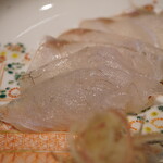 温石 - 僅かに飴色に染まった身。ムッチリとした口当たりに澄んだ甘みを広げ、咀嚼が進むにつれてじっくり深まる旨味へと着地。ミシミシとした塩が尻窄みに味わいを引き立て、茗荷の香りと醤油のコクで強固な旨さをただただ育む、堂々たる存在感を魅せるコチ。