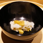 温石 - ◆栗ご飯
      秋の味覚の栗は表面だけ焼いた後、出汁で煮込まれたもの。この手間暇を惜しまない先に格別な味わいが生まれる。