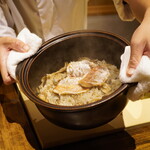温石 - 本日は秋らしく松茸と舞茸に鯛を添えた土鍋ご飯