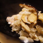 温石 - 柔らかなお米の炊飯に香り高き松茸の味わい、そして舞茸の土感と風味が寄り添いながらも、主役級の鯛が堂々とした旨味を放つ。 コースの統一感をだし、全てにおいて焼津らしさを誇張する秋のご飯もの。