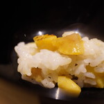 温石 - お米の炊き上がりは煮えばなそのもの。そこに忍ばせた栗からジンワリ滲む甘旨味をお米にダイレクトに反映！ 実に食欲の秋らしい味わいに満ちる1膳目。