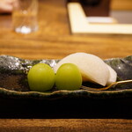 温石 - ◆甘味
      シャインマスカット、梨
      どちらも瑞々しく、潤いに抜ける味わいでスッキリとリセットさせる。