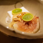 温石 - 温もりのある口当たりの豆腐と落花生のソース、さらに砕いた落花生から生まれる風味とコクの統一感。イチジクの潤いで和らげるように味覚を優しくアイドリングさせる。