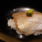 温石 - 柔らかな口当たりに溢れ出る上質な旨味。ナチュラルにほどけていけば酢〆とした仄かな塩気で旨さをグングンと煽る！ 前回の豆アジといい、この小さな身をみなぎるほどに力強く表現する味わい。素晴らしきバトンリレーが生きる瞬間が今ここに在る。