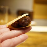 温石 - 極うすい皮の香ばしさと餡はまだ温かく、味覚を甘く染めては抜ける香りを心地よく余韻に残す。