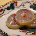 温石 - 圧をかけると抵抗なく解ける鯵に滲むあぶら。敢えて薄い胡瓜で食感を出して引き締め、僅かに乗せた梅肉が味を全面に押し出す。
                                つい今しがたまで泳いでいたかのような雑味のない澄んだ旨さに陶酔させる。美味しい！