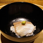 温石 - ◆白米：ハナダイ丼
      2膳目は軽く酢〆したハナダイを乗せた丼ぶり。 なんと前田氏が神経〆から下ろしまで施したもので、その数ざっと1000枚！！