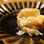 温石 - 噛むほどに肉厚な繊維から膨らむ甘みと個性的な香り。 アクセントとして塩麹に染まった紫蘇の実で輪郭を与える。