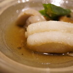 温石 - ほろりとした石川小芋、出汁に染まったイグチ、オクラの穏やかな甘み。そのなかで際立つ太刀魚の旨さは全体のバランス感に富んで、各々の素材から滲んだ煮汁が繋ぐ旨さに自然の恵みを全面に魅せる。