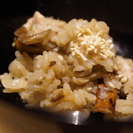 温石 - 一膳目からやや時間を置かれると土感が増して、厚みを出すお米の粘度に乗せた胡麻のライトさを持たせながらダイレクトな旨みが押し寄せる。