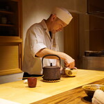 温石 - お茶を立てる音とともに茶懐石としての誇りがフロアを包んでいく。