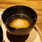 温石 - ◆お椀
      魚のアラのエキスがグッと引き立つ滋味さが沁みるおいしさ。