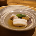 温石 - ◆焚き合わせ
      太刀魚の衣揚げ、掛川の石川小芋、イグチ、オクラ
      "イグチ"は足の速い茸で、ほとんど流通しないもの。全てが静岡で統一されたヒトサラ。