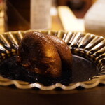 温石 - ◆藤枝の椎茸 蒸し焼き
      大きな一口に溢れだす潤沢な出汁を広げ、同時にみなぎるほどの香りが余韻にまでハイトーンでつながる味わい。