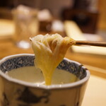 温石 - 長芋由来のトロみのなかでも主張するのが鰹節。シャリシャリと解けるその凛と澄んだ味わいで全体を纏め上げる。