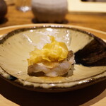 温石 - ◆焼津の白甘鯛、栗チップ乗せ
      白甘鯛の下には実山椒の醤油で敢えて変化をつける。皿との一体感も良い。