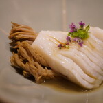 温石 - 梭子魚は箸で解けながらもハリのある食感に葱を作用させると、花穂紫蘇の仄かな輪郭を纏いながら、出汁に隠しきれない旨味。 対照的な天然のほうき茸、口に運ぶ寸前に旨味であふれ、口で魚介出汁の旨味を潤沢に炸裂させる！ 残った出汁は麺を投入したいほどの旨味に満ちて、飲み干せば訪れる多幸感。