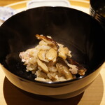 温石 - ◆松茸舞茸鯛の土鍋ご飯
      ご飯のためだけに用意された特別な松茸の香りでリードを担う。
