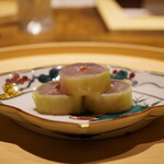 温石 - ◆焼津の鯵の胡瓜巻き
      この日は特に良い鯵が入ったと添える言葉に自然と期待が膨らむ。