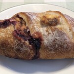 パン・菓子工房 oui - 季節のカンパーニュ（ハスカップ、くるみ、クリームチーズ）