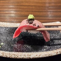 鉄板焼き 牛鳴 - 炙り寿司 持ち上げ