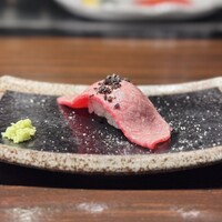 鉄板焼き 牛鳴 - A5ランク黒毛和牛の炙り寿司
