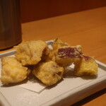 こころや - 鶏もも肉の天麩羅4個に、さつまいもの天麩羅2個