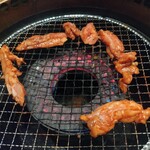 焼肉 百福食堂 - 写真撮る前に網の上　鶏もも　税込み540円