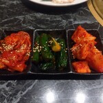 焼肉 百福食堂 - キムチ盛り合わせ　税込み640円