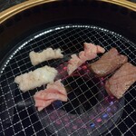 焼肉 百福食堂 - 写真撮る前に　網の上へ　（笑）