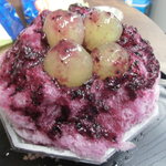 雪みるく - 生ブドウ（本当はもう一粒載ってるのですが落としてしまった（涙））