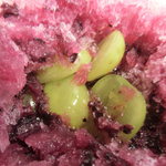 雪みるく - 食べ進めるとサンシャインマスカットが・・・