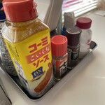 カレーハウス MINAMI - カレー用のウスターソースが常備してある。