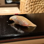 すし 良月 - 神経締めシマアジのにぎり