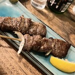 ヨコバチ - あか牛串　脂さっぱり、柔らかく旨みあり