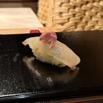 すし 良月 - 神経締めカワハギのにぎり-肝のせ-