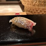 すし 良月 - 皮目を炙った神経締めマダイのにぎり