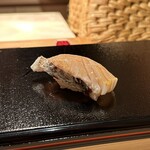 すし 良月 - 神経締めサワラのにぎり