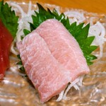 日本酒と個室居酒屋 農家の慶 - 本まぐろ二種盛り食べ比べの大トロ